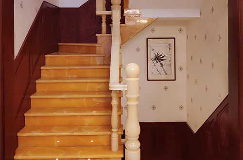 丰南中式别墅室内汉白玉石楼梯的定制安装装饰效果