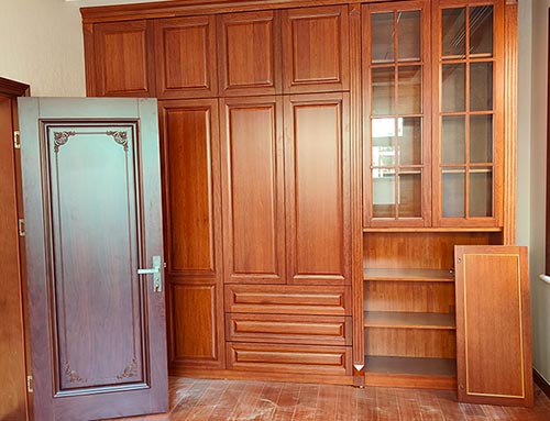 丰南中式家庭装修里定制的实木衣柜效果图